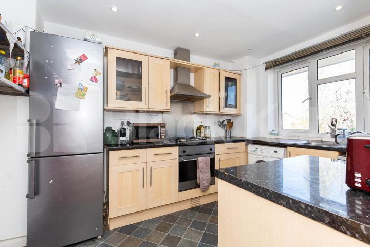 Arranged over 2 floors in the De Beauvoir area is this 2 bed plus study Mitchison Road, De Beauvoir Town